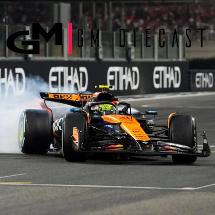 McLaren CL39 #4 GP Abu Dhabi 2025 L. Norris 1/18 *with a pit board